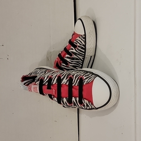 KIDS CONVERVSE‎ ALL STAR LOW TOPS WITH A ZEBRA PATTERN (sz 2) - Picture 1 of 4